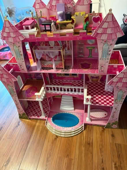 Photo of free 5ft doll house (Cambuslang g72) #1