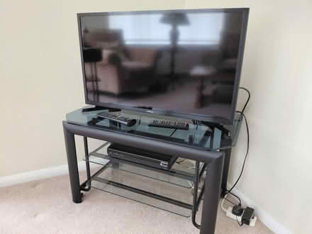 Photo of free Samsung 32 inch TV, Freeview Recorder and stand (Allington NG32) #1
