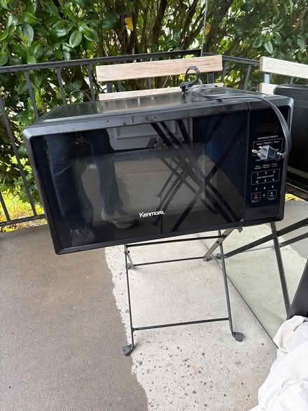 Photo of free 1000 watt microwave (1005 NE Emerson, Portnd 97211) #1