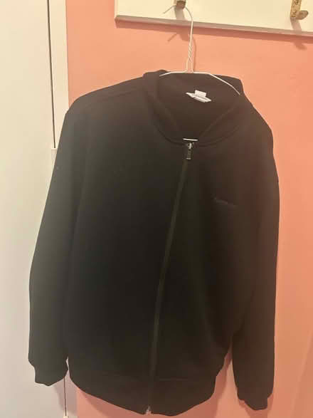 Photo of free Men’s black fleece jacket (E3) #1