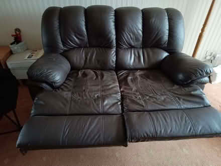 Photo of free Settee/Sofa Leather & Manual recline. (Bilton CV22) #4