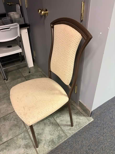 Photo of free Kitchen/dining table set (N E Oakville.) #2