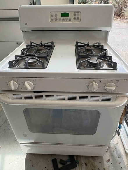 Photo of free GE 4 burner Propane stove and oven (SMith Neck Rd) #1
