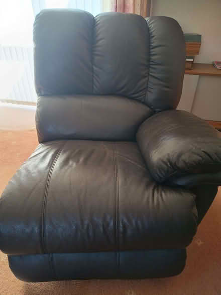 Photo of free Settee/Sofa Leather & Manual recline. (Bilton CV22) #2