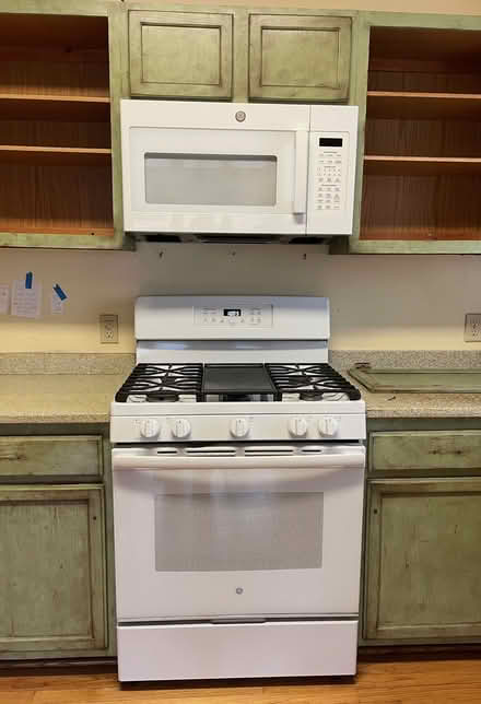 Photo of free Gas range and microwave (Rogers Park) #1