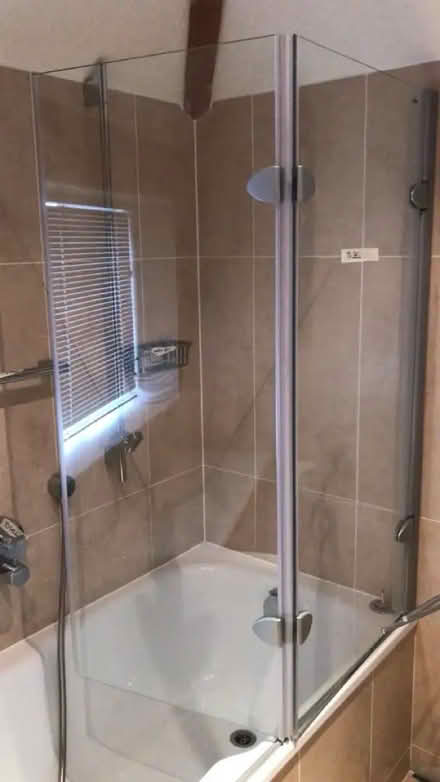 Photo of free RH folding shower bath screen (windsor SL4) #2