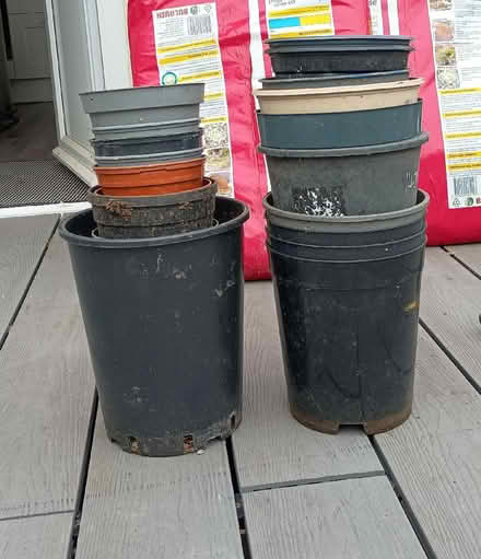 Photo of free Assorted Plastic Plant Pots (DA12) #1