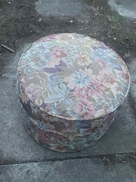 Photo of free Pouffe (AL2 / SG6) #1