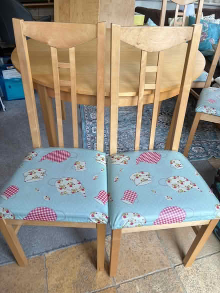 Photo of free Dining room table extendable & 6 chairs (Teddington TW11) #3
