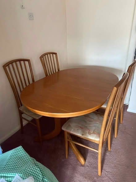 Photo of free Dining room table & 4 chairs (Hoddesdon EN11) #1