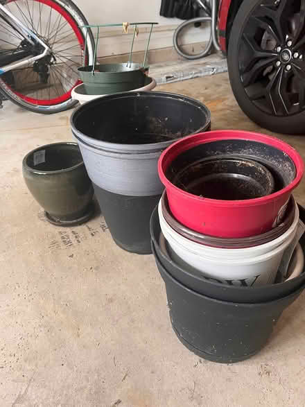 Photo of free Various sized plant pots (Fort Sheridan) #2