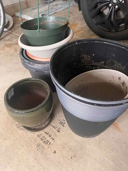 Photo of free Various sized plant pots (Fort Sheridan) #3