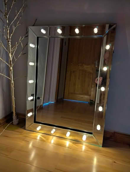 Photo of free Battery pow vanity light up mirror (Chester) #1