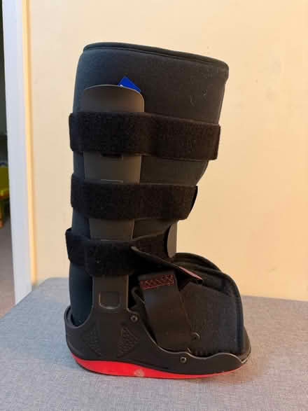 Photo of free Walking boot (Medium) (Hitchin SG4) #4