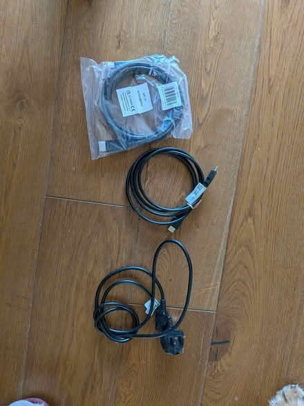 Photo of free Laptop / monitor cable and connections (North Town SL6) #1