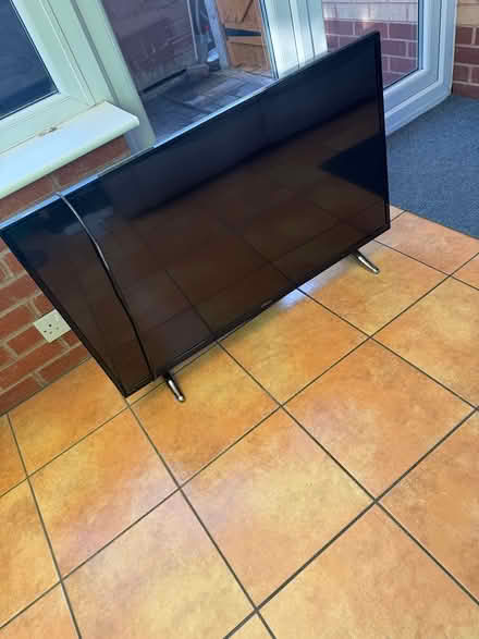 Photo of free Tv stand and 40 inc tv (Dy4 8bh) #2