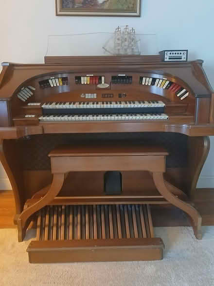Photo of free Wurlitzer organ (Woburn south) #1