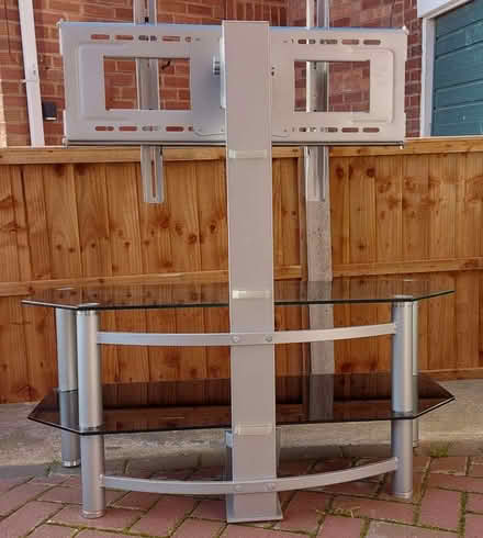 Photo of free 'Floating' TV Stand / Coffee Table (Oadby LE2) #1
