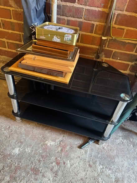 Photo of free Tv stand and 40 inc tv (Dy4 8bh) #1