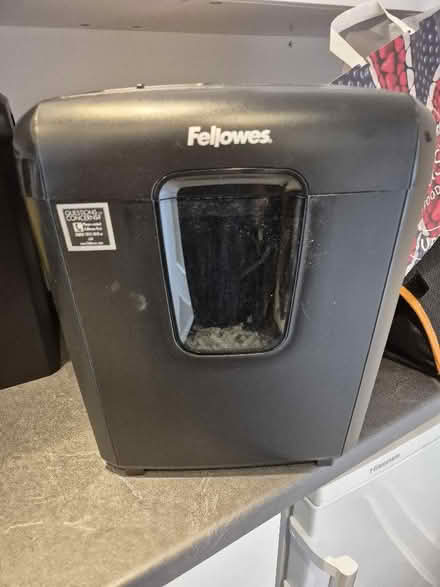 Photo of free Fellowes cross shredder (Sheering CM22) #1