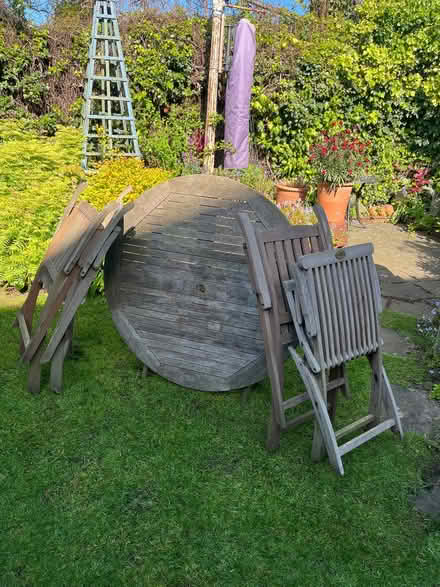 Photo of free mahogany garden set (Lache CH4) #1