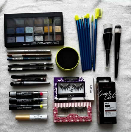 Photo of free Make up assortment (AL15GH) #2