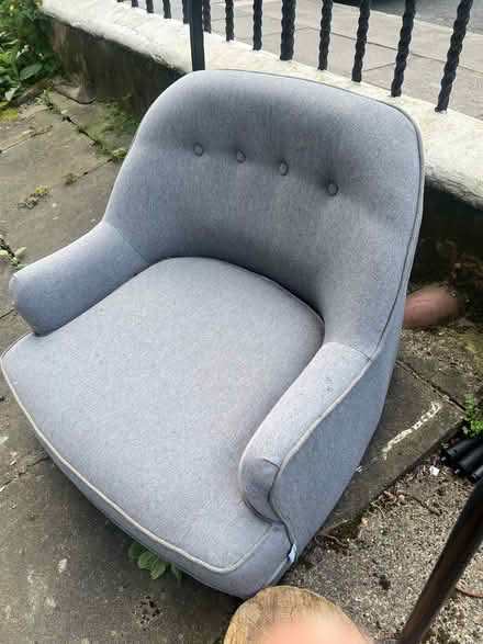 Photo of free grey armchair with screw in legs (Newington Green N5) #1