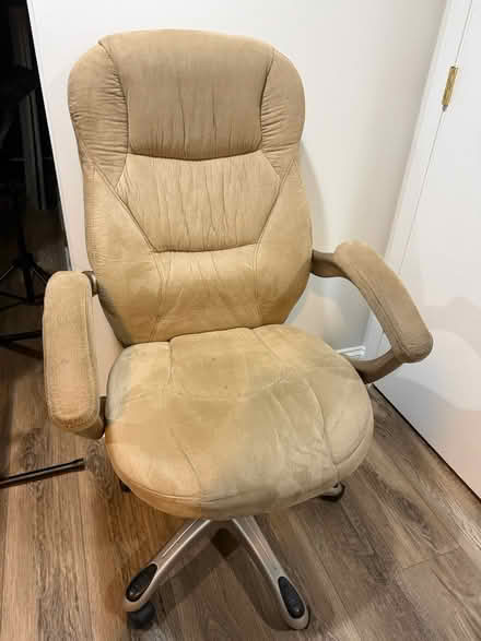 Photo of free Desk Chair (Aurora) #3