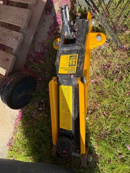 Photo of free Halfords Hydraulic trolley jack (HP7 0NR) #2