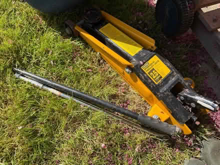 Photo of free Halfords Hydraulic trolley jack (HP7 0NR) #1