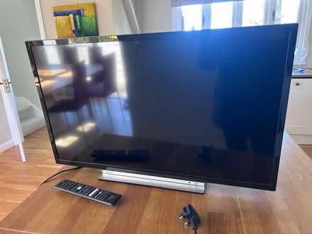 Photo of free Toshiba 32 inch tv and dvd player (RH5 Forest Green) #1
