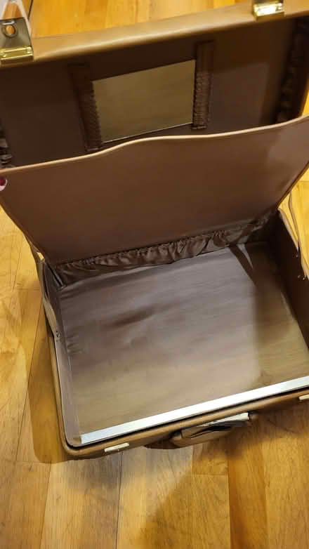 Photo of free Vintage beauty case (Canonbury N1) #2