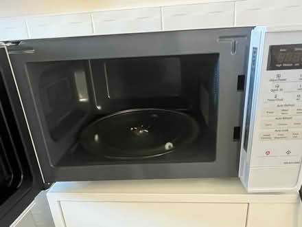 Photo of free 20l microwave, white, VGC (Wingerworth S42) #2
