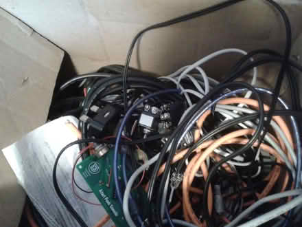 Photo of free electronics and tapes (Lower Earley RG6) #2