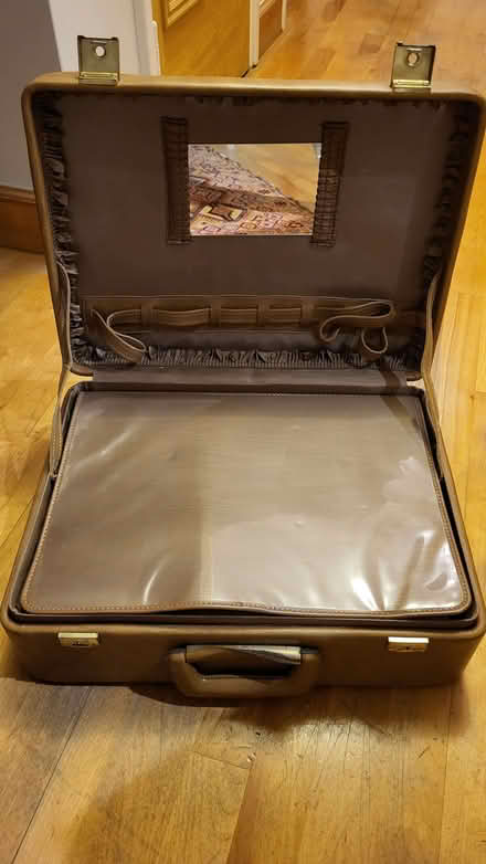 Photo of free Vintage beauty case (Canonbury N1) #1