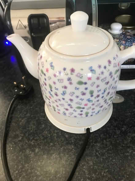Photo of free Teapot shaped electric kettle (Bedford (putnoe)) #1