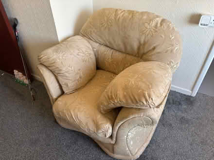 Photo of free Sofa and 2 chairs (Matlock DE4) #3