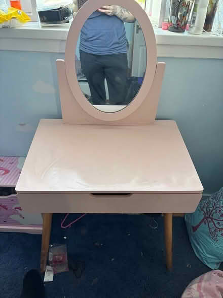 Photo of free Little girls make up desk (SG6) #1