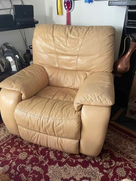Photo of free 3 piece cream recliner leather suite (Cockington TQ2) #2