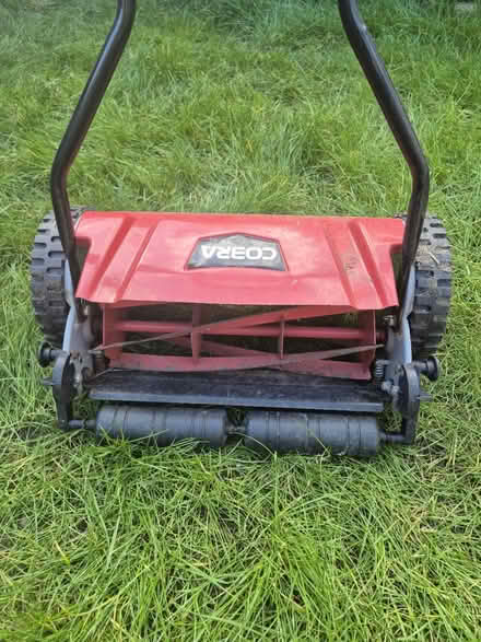 Photo of free Manual lawn mower (broken) (SW12 Balham) #2