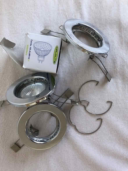 Photo of free 3 x Spotlight fittings and 2 halogen bulbs (Cold Harbour OX1) #1