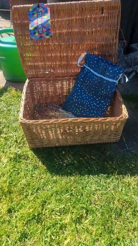 Photo of free Basket with lid (Broughton CH40RD) #1