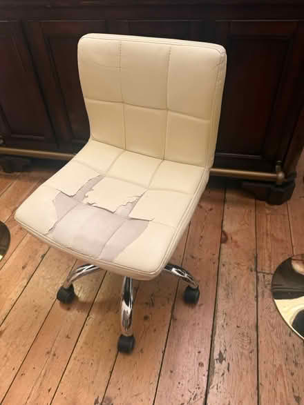 Photo of free Cream desk chair (Barnet en5) #4