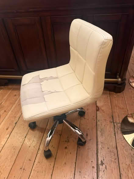 Photo of free Cream desk chair (Barnet en5) #1