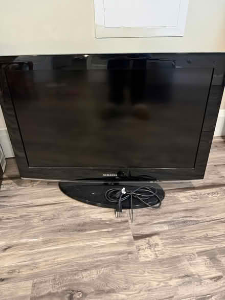 Photo of free Samsung 32 inch TV (Parkville) #1