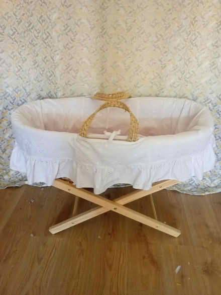 Photo of free White mosses basket and stand (Belle vale L27) #1