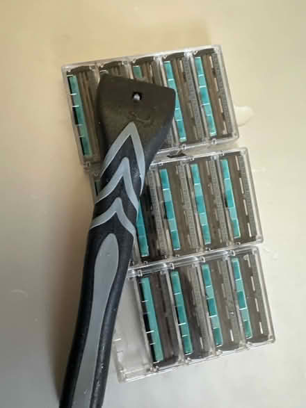 Photo of free Safety razor with 14 blades (Ashford TW15) #1