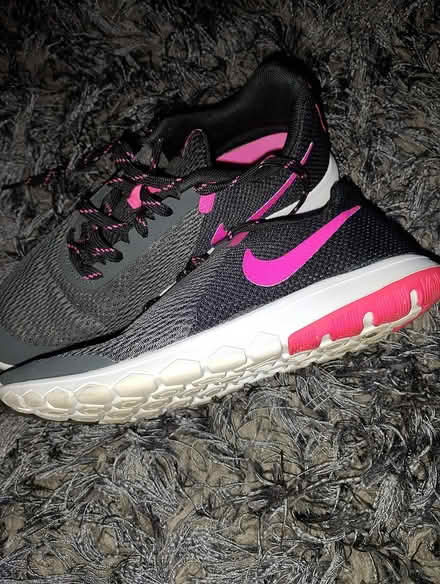 Photo of free Ladies Nike trainers 5.5 (Chesser EH14) #2