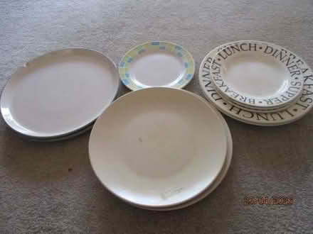 Photo of free dinner and side plates. (Innsworth GL3) #1