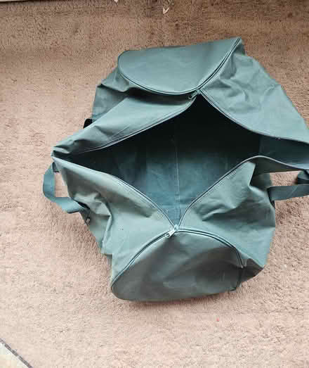 Photo of free Green holdall (Riddlesdown CR8) #1
